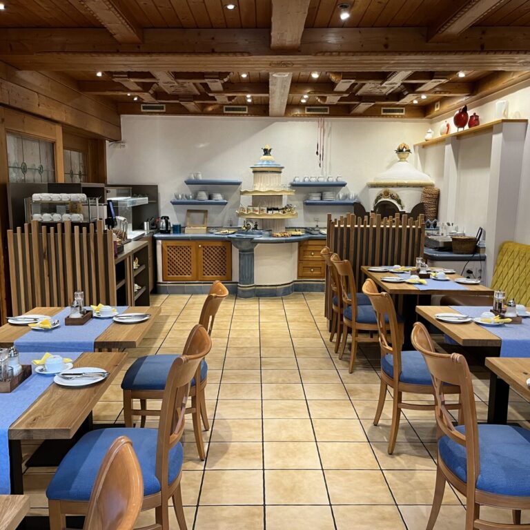 Frühstücksbereich im Hotel Waldnaabtal mit der Theke zur Selbstbedienung